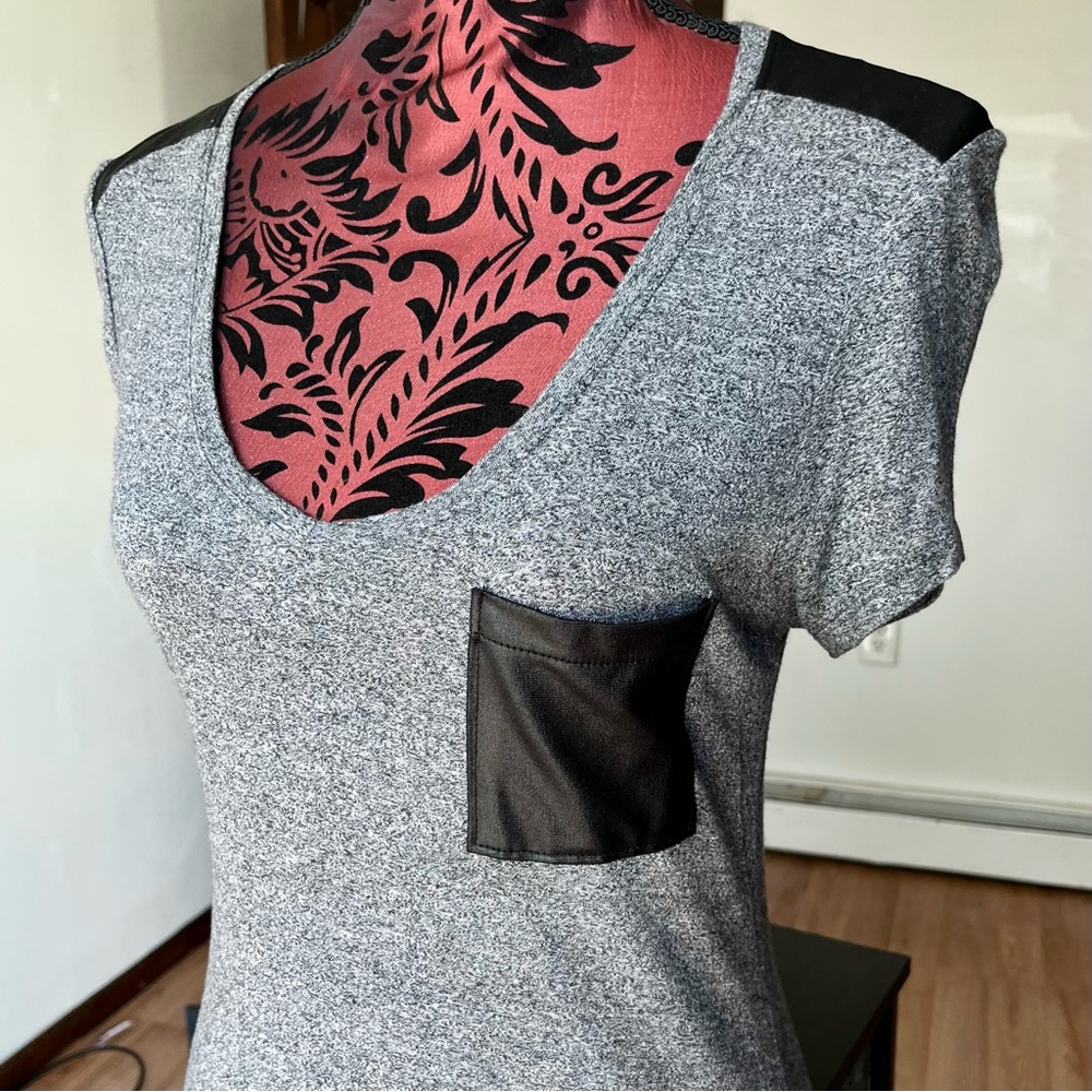 ‼️ROCK & REPUBLIC Short Sleeve V-Neck Gray Top w/Black Pleather Accents SMALL